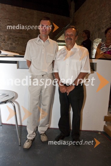 Miro Mihec, predstavnik Gibanja za pravičnost in razvoj in dr. Stane Pejovnik, predsednik Gibanja za pravičnost in razvojDarfur – vojna za vodo, otvoritev prodajne razstave slik slovenskih umetnikov