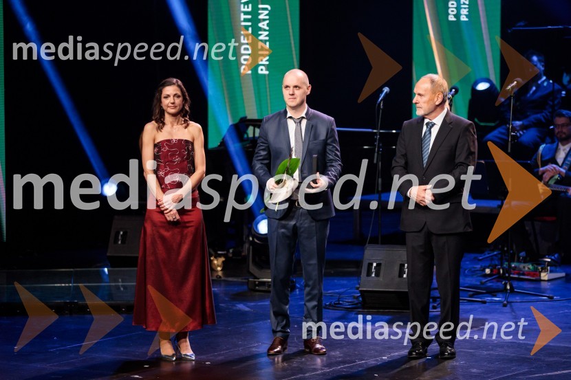  Petra Tramte,  vodja, Sektor za razvoj in programe športa;  Luka Lenič, šahovski igralec;  Viktor Grošelj, predsednik Odbora za podeljevanje Bloudkovih priznanj60. podelitev Bloudkovih priznanj za leto 2024