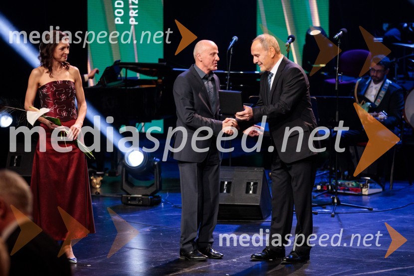  Petra Tramte,  vodja, Sektor za razvoj in programe športa;  Peter Sitar, učitelj športne vzgoje;  Viktor Grošelj, predsednik Odbora za podeljevanje Bloudkovih priznanj60. podelitev Bloudkovih priznanj za leto 2024