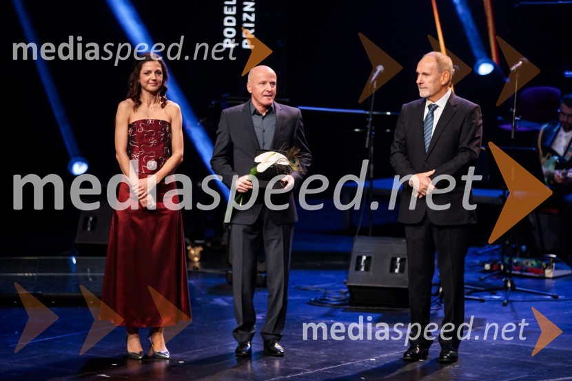  Petra Tramte,  vodja, Sektor za razvoj in programe športa;  Peter Sitar, učitelj športne vzgoje;  Viktor Grošelj, predsednik Odbora za podeljevanje Bloudkovih priznanj60. podelitev Bloudkovih priznanj za leto 2024