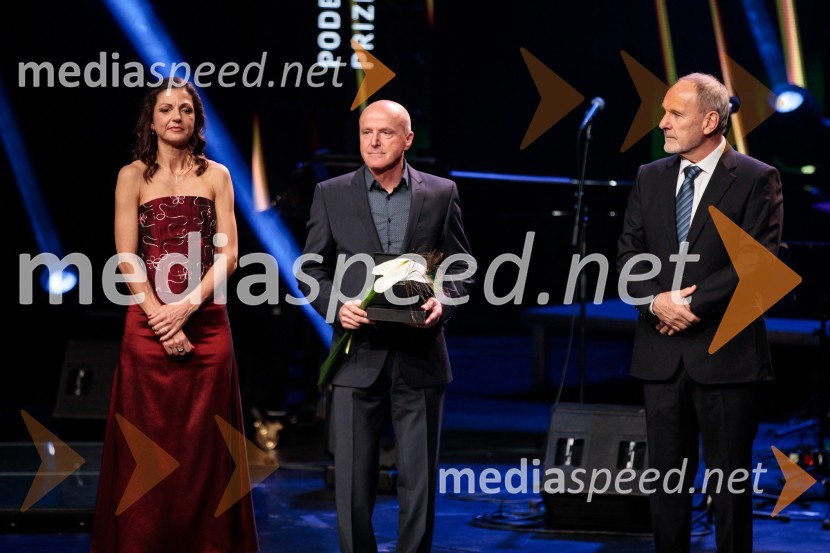  Petra Tramte,  vodja, Sektor za razvoj in programe športa;  Peter Sitar, učitelj športne vzgoje;  Viktor Grošelj, predsednik Odbora za podeljevanje Bloudkovih priznanj60. podelitev Bloudkovih priznanj za leto 2024