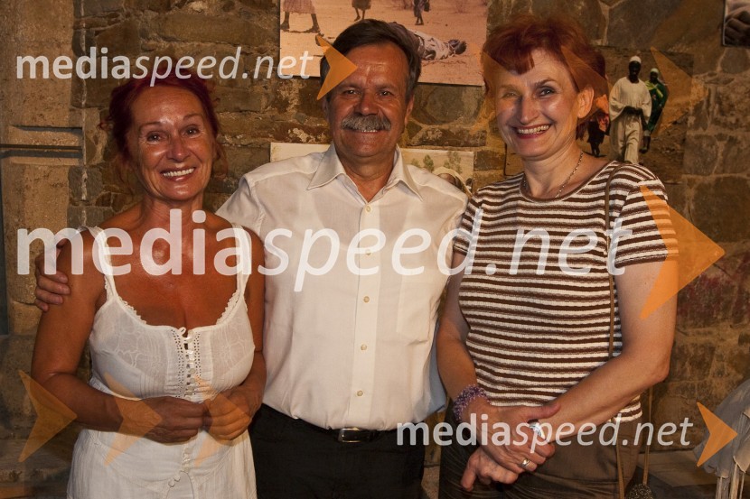 Vilina Hauser, Galerija Arka Izola, dr. Stane Pejovnik, predsednik Gibanja za razvoj in pravičnost ter Milena Zlatar, umetnostna zgodovinarkaDarfur – vojna za vodo, otvoritev prodajne razstave slik slovenskih umetnikov