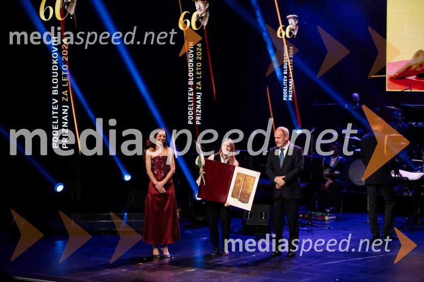  Petra Tramte,  vodja, Sektor za razvoj in programe športa;  Andreja Leški, judoistka;  Viktor Grošelj, predsednik Odbora za podeljevanje Bloudkovih priznanj60. podelitev Bloudkovih priznanj za leto 2024