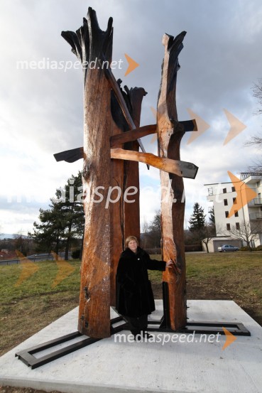  Dragica  Čadež, kiparkaPrešernova nagrajenca 2025: Dragica Čadež in Dragan Živadinov