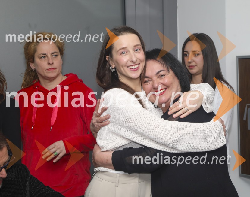 Renata Vidič, režiserka;  Sara Gorše, igralka;  Mojca Partljič, igralka;  Sara  Longar, make up artist, Gledališče KoperDnevi zavrženosti, premiera Gledališče Koper