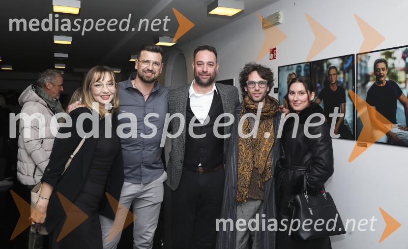  Matej Sukič, vodja za stike z javnostmi Gledališče Koper;  ... ;  ... ;  Ivan Loboda, režiser;  ... Dnevi zavrženosti, premiera Gledališče Koper