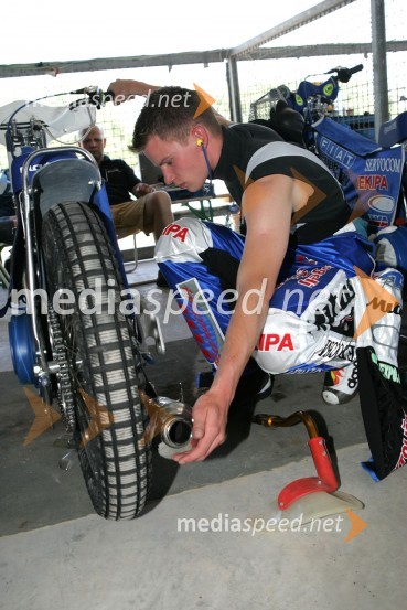 Matej Žagar (Slovenija) med pripravo motorjaSPEEDWAY, VN Slovenije 2005
