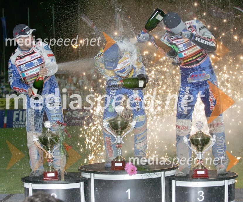 Zmagovalni oder, od leve: drugouvrščeni Nicki Pedersen (Danska), zmagovalec Tony Rickardsson (Švedska)in tretjeuvrščeni Matej Žagar (Slovenija)
SPEEDWAY, VN Slovenije 2005