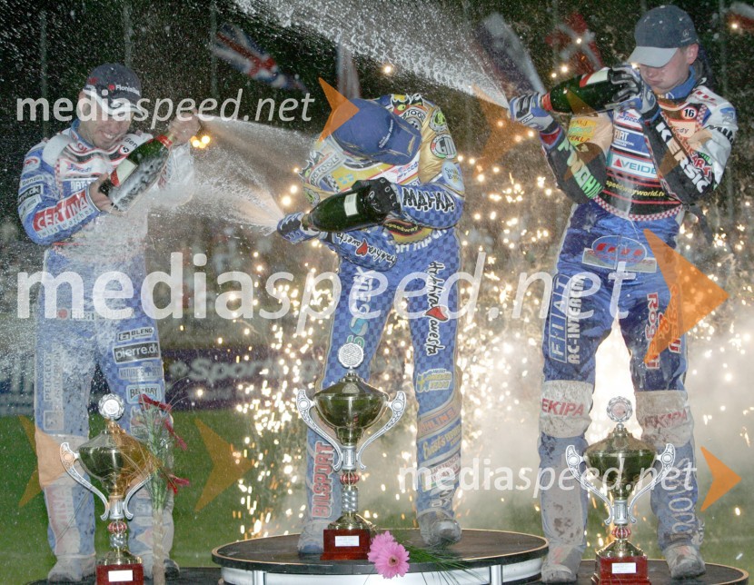 Zmagovalni oder, od leve: drugouvrščeni Nicki Pedersen (Danska), zmagovalec Tony Rickardsson (Švedska)in tretjeuvrščeni Matej Žagar (Slovenija)
SPEEDWAY, VN Slovenije 2005