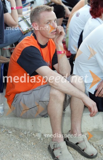 Speedwayjist Matej Ferjan, petkratni državni prvak si je dirko ogledal v kratkih hlačahSPEEDWAY, VN Slovenije 2005