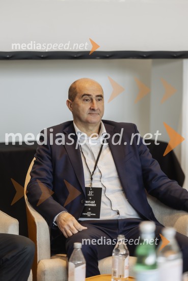  Matej  Lavrenčič, vodja projekta Merit Portfolio TastingPrvi Merit PortfolioTasting z novinarskim srečanjem in pokušino najnovejšega letnika šampanjca Dom Perignon 2015