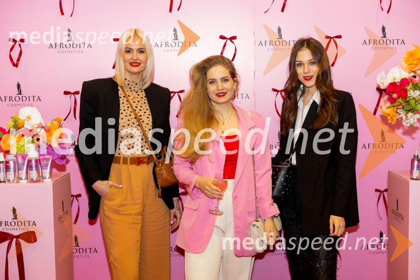  Tjaša  Kokalj Jerala, manekenka, voditeljica;  Ajda Sitar Žumer, blogerka, Miss športa Slovenije 2009;  Eva Pakiž, blogerkaAfroditina predstavitev novosti za slovenske vplivneže