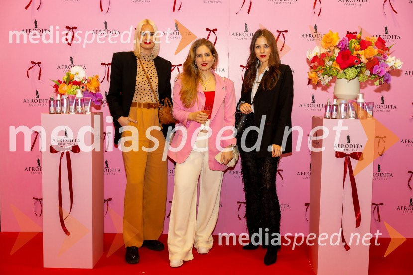  Tjaša  Kokalj Jerala, manekenka, voditeljica;  Ajda Sitar Žumer, blogerka, Miss športa Slovenije 2009;  Eva Pakiž, blogerkaAfroditina predstavitev novosti za slovenske vplivneže