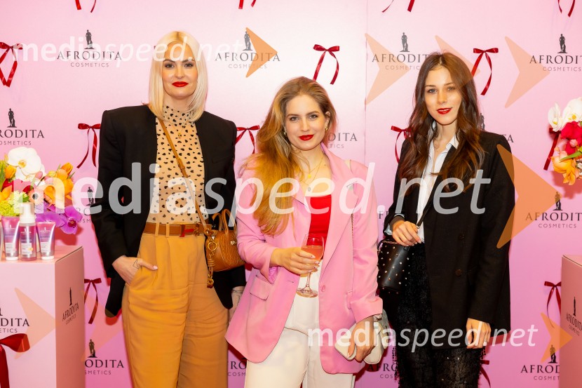  Tjaša  Kokalj Jerala, manekenka, voditeljica;  Ajda Sitar Žumer, blogerka, Miss športa Slovenije 2009;  Eva Pakiž, blogerkaAfroditina predstavitev novosti za slovenske vplivneže