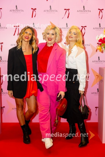  Teja  Jugovic, spletna vplivnica, Cool mamacita;  Vita Starman, mamakuha.si;  Jasna Vale, Instagram ikonaAfroditina predstavitev novosti za slovenske vplivneže