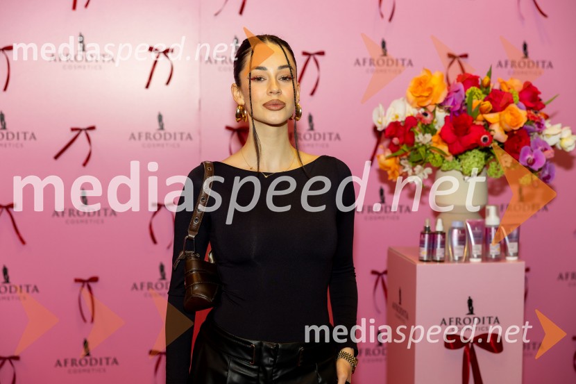  Gaja Prestor, pevkaAfroditina predstavitev novosti za slovenske vplivneže