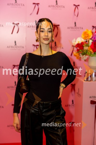  Gaja Prestor, pevkaAfroditina predstavitev novosti za slovenske vplivneže