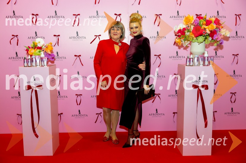  Danica Zorin Mijošek,  lastnica in direktorica, Kozmetika Afrodita;  Nina Osenar Kontrec, pevka, voditeljica, modelAfroditina predstavitev novosti za slovenske vplivneže