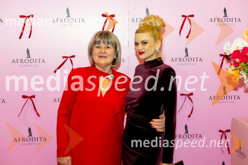  Danica Zorin Mijošek,  lastnica in direktorica, Kozmetika Afrodita;  Nina Osenar Kontrec, pevka, voditeljica, modelAfroditina predstavitev novosti za slovenske vplivneže