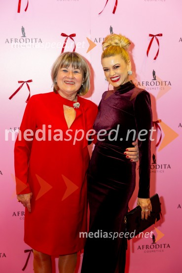 Danica Zorin Mijošek,  lastnica in direktorica, Kozmetika Afrodita;  Nina Osenar Kontrec, pevka, voditeljica, modelAfroditina predstavitev novosti za slovenske vplivneže