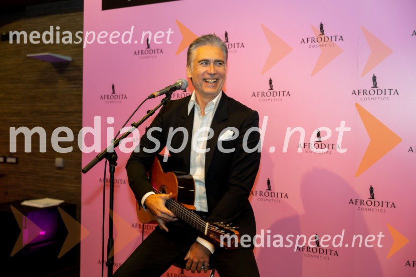  Jan Plestenjak, pevecAfroditina predstavitev novosti za slovenske vplivneže