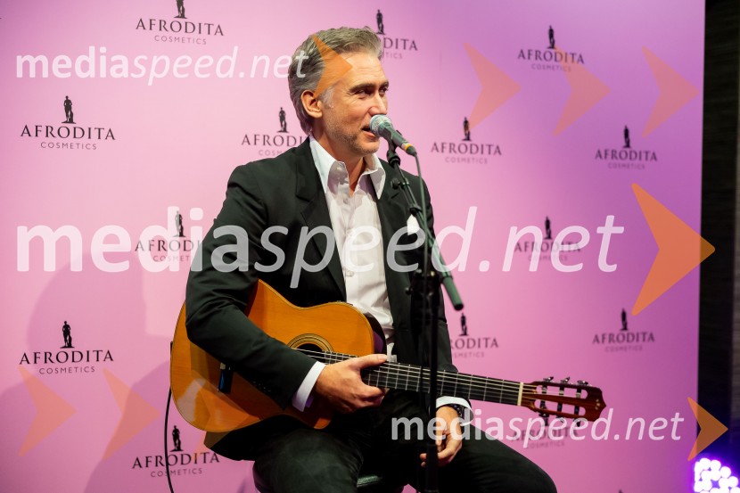  Jan Plestenjak, pevecAfroditina predstavitev novosti za slovenske vplivneže