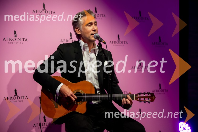  Jan Plestenjak, pevecAfroditina predstavitev novosti za slovenske vplivneže