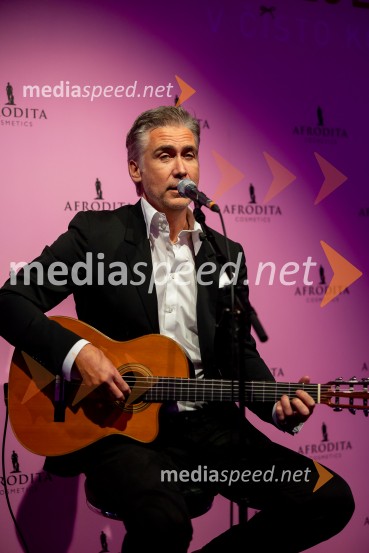  Jan Plestenjak, pevecAfroditina predstavitev novosti za slovenske vplivneže