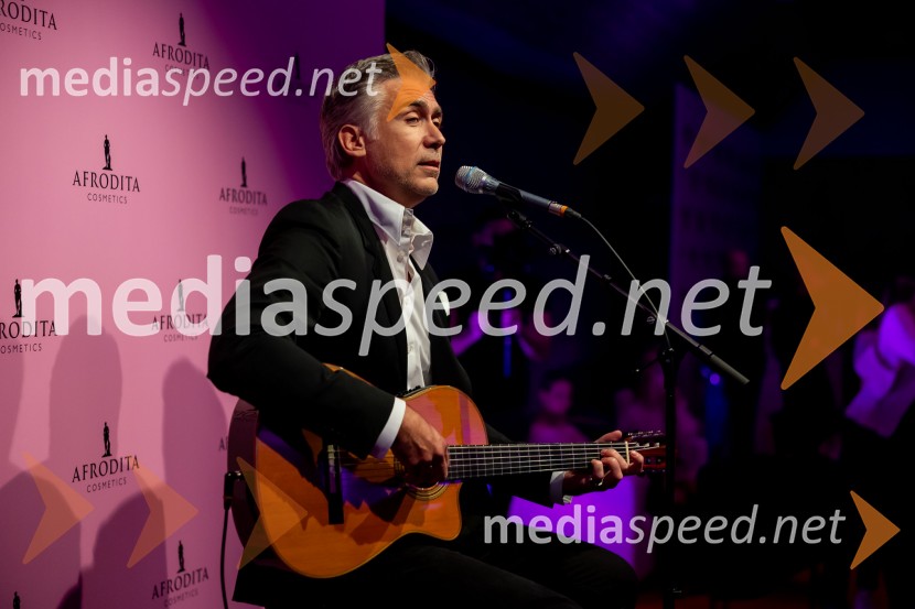  Jan Plestenjak, pevecAfroditina predstavitev novosti za slovenske vplivneže