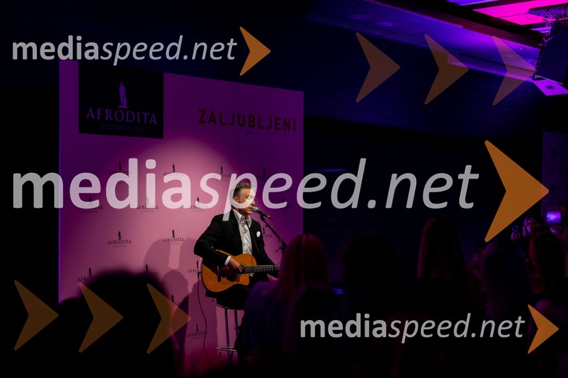  Jan Plestenjak, pevecAfroditina predstavitev novosti za slovenske vplivneže