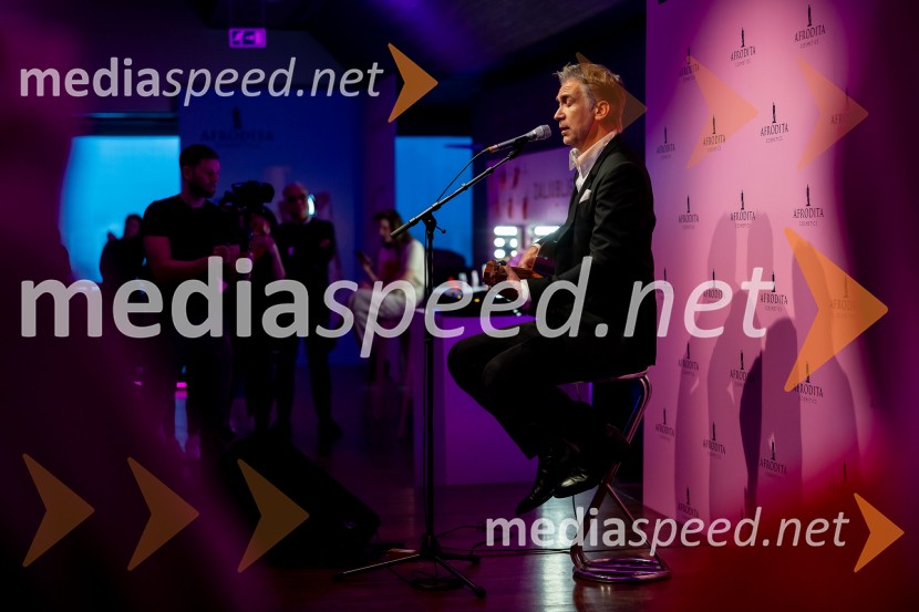  Jan Plestenjak, pevecAfroditina predstavitev novosti za slovenske vplivneže