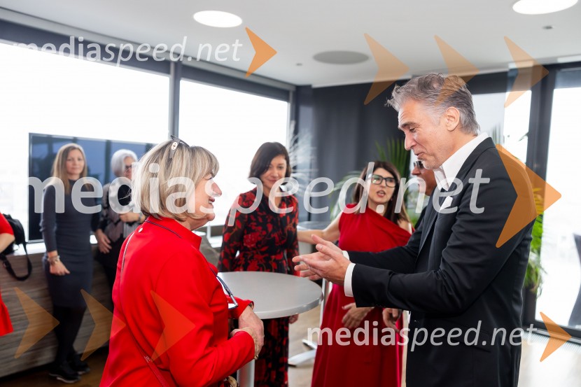  Danica Zorin Mijošek,  lastnica in direktorica, Kozmetika Afrodita;  Jan Plestenjak, pevecAfroditina predstavitev novosti za slovenske vplivneže