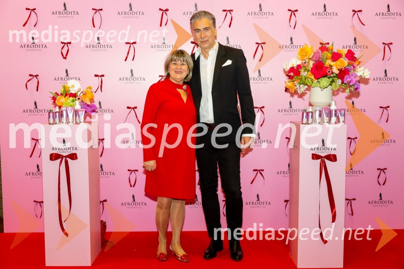  Danica Zorin Mijošek,  lastnica in direktorica, Kozmetika Afrodita;  Jan Plestenjak, pevecAfroditina predstavitev novosti za slovenske vplivneže