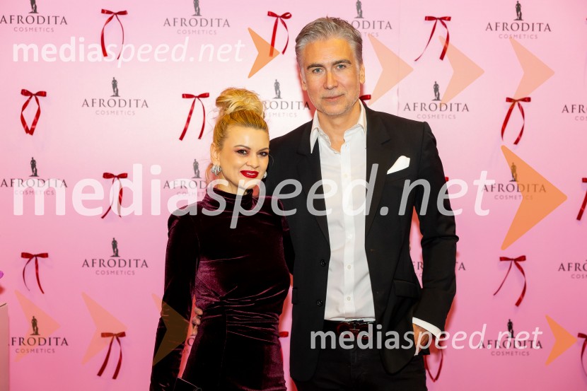  Nina Osenar Kontrec, pevka, voditeljica, model;  Jan Plestenjak, pevecAfroditina predstavitev novosti za slovenske vplivneže