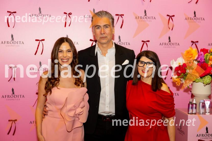  Ula  Furlan, igralka, voditeljica;  Jan Plestenjak, pevec;  ... Afroditina predstavitev novosti za slovenske vplivneže