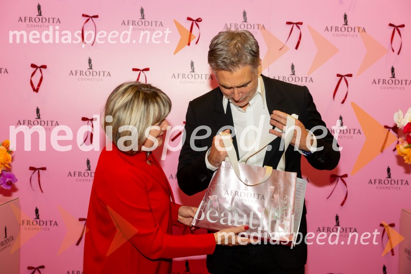  Danica Zorin Mijošek,  lastnica in direktorica, Kozmetika Afrodita;  Jan Plestenjak, pevecAfroditina predstavitev novosti za slovenske vplivneže