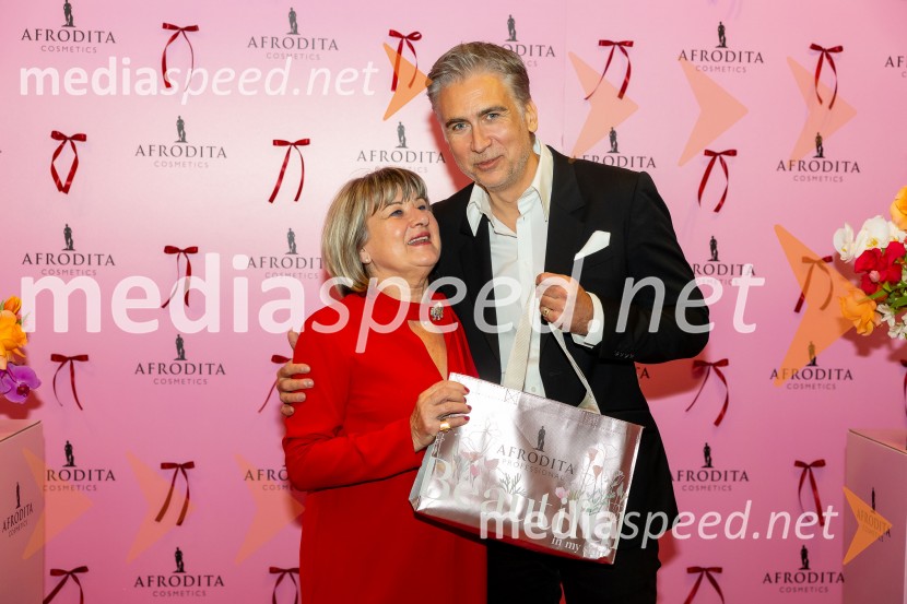  Danica Zorin Mijošek,  lastnica in direktorica, Kozmetika Afrodita;  Jan Plestenjak, pevecAfroditina predstavitev novosti za slovenske vplivneže