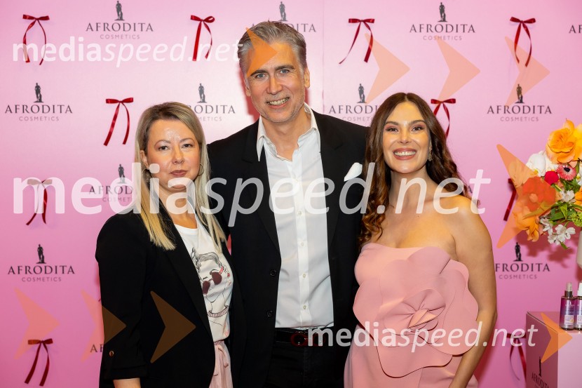  Martina  Dalić, predsednica uprave Podravka;  Jan Plestenjak, pevec;  Ula  Furlan, igralka, voditeljicaAfroditina predstavitev novosti za slovenske vplivneže