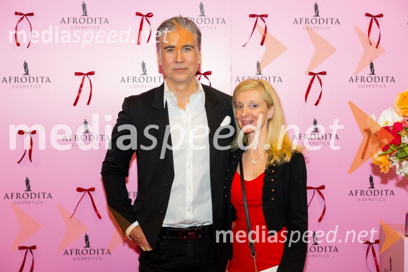  Jan Plestenjak, pevec;  ... Afroditina predstavitev novosti za slovenske vplivneže