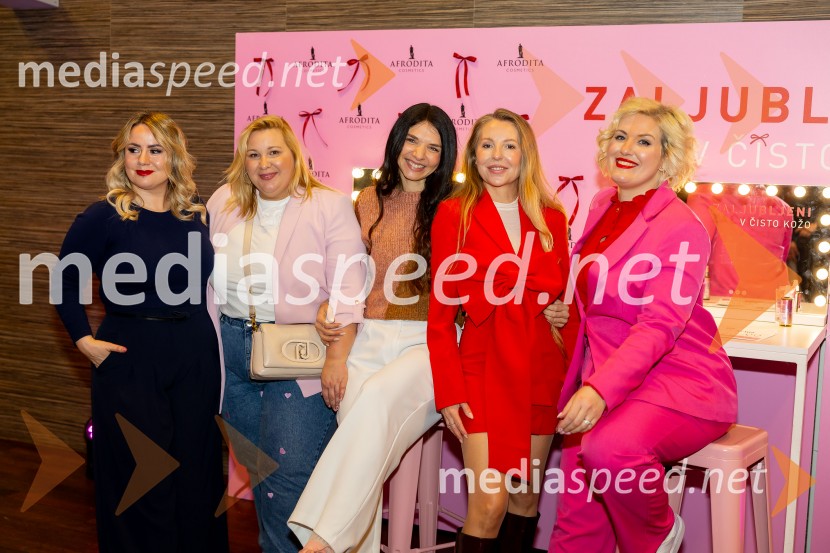  Jerica Zupan;  ... ;  Danijela Čutura Sluga, maminaoff;  Hajdi Korošec Jazbinšek, pevka;  Vita Starman, mamakuha.siAfroditina predstavitev novosti za slovenske vplivneže