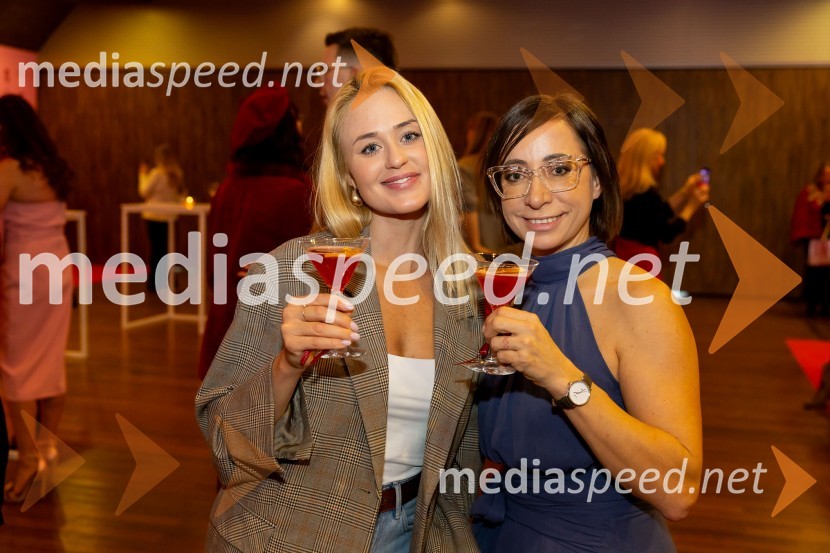  Sara Vrečko, spletna vplivnica;  Katarina ŠtularAfroditina predstavitev novosti za slovenske vplivneže