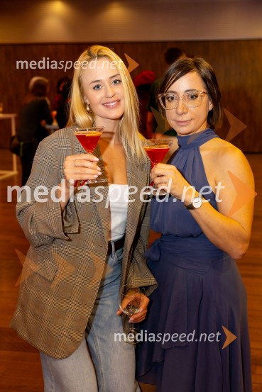  Sara Vrečko, spletna vplivnica;  Katarina ŠtularAfroditina predstavitev novosti za slovenske vplivneže