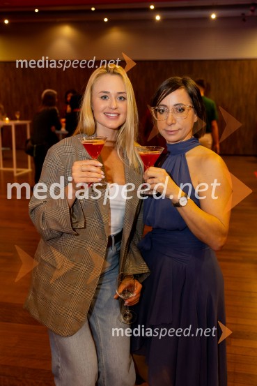  Sara Vrečko, spletna vplivnica;  Katarina ŠtularAfroditina predstavitev novosti za slovenske vplivneže