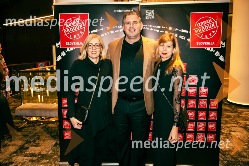  Ariana Nina Error, direktorica, Marketing Magazin;  Gregor  Dolenc, direktor podjetja POY Adria;  Simona Kruhar Gaberšček, urednica, Marketing MagazinIzbran produkt leta 2025, podelitev priznanj