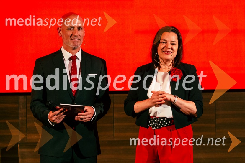  Peter Poles, televizijski voditelj;  Nastja Mulej, certificirana trenerka de Bonovih metodIzbran produkt leta 2025, podelitev priznanj