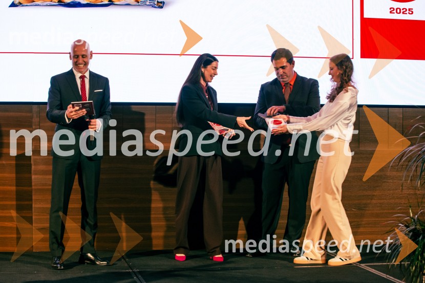  Peter Poles, televizijski voditelj;  Natalija Pagon, vodja marketinga Eurospin Eko;  Jure  Kumljanc, specialist za digitalni marketing in dogodke, Eurospin eko d.o.o.Izbran produkt leta 2025, podelitev priznanj