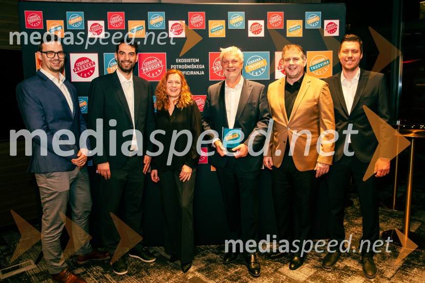  Milan Kuster, I-vent d.o.o.;  Gregor  Dolenc, direktor podjetja POY AdriaIzbran produkt leta 2025, podelitev priznanj