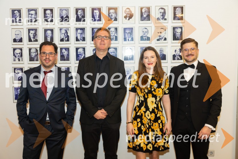  Žiga Sternad, odvetnik, Odvetniška pisarna Senica & partnerji, d.o.o.;  Tomaž Bolcar, štipendist Fundacije Parus;  Maruša Senica, Odvetniška pisarna Senica & partnerji, d.o.o;  Matija Urankar, Odvetniška pisarna Senica & partnerji, d.o.oSrečanje Alumni kluba Fundacije Parus 2025