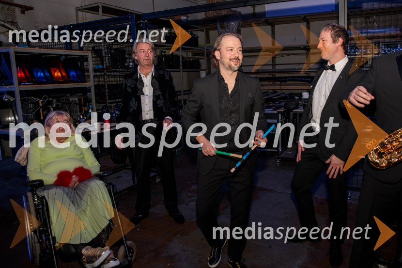  Barbara Pešut, pisateljica, pesnica;  Robert Pešut - Magnifico, glasbenik;  Aleksandar Pešut, Schatzi, glasbeni producent;  ... Magnifico koncert