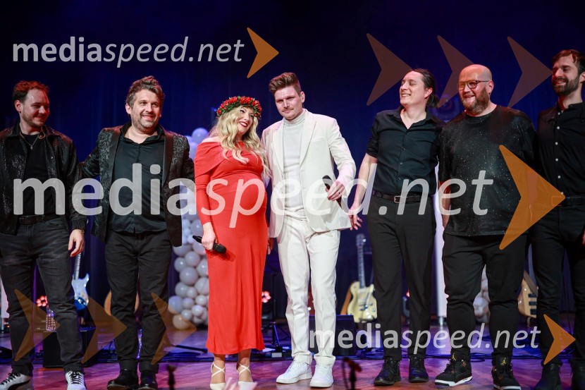  ... ;  ... ;  Tjaša Hrovat Steklasa, pevka;  Uroš Steklasa, glasbenik;  ... ;  ... ;  ... Uroš in Tjaša Steklasa zaključila turnejo Babyshower